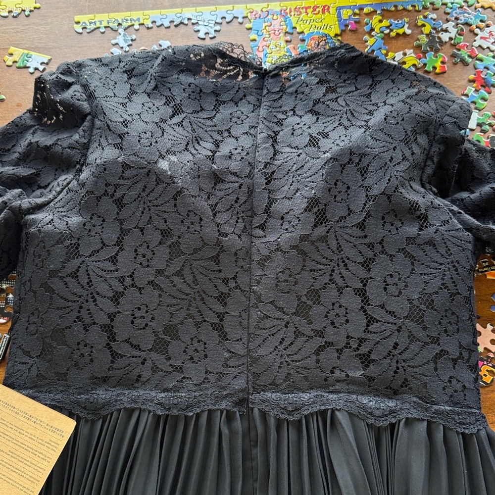 Black lace pleated special occasion dress. - Picture 5 of 7
